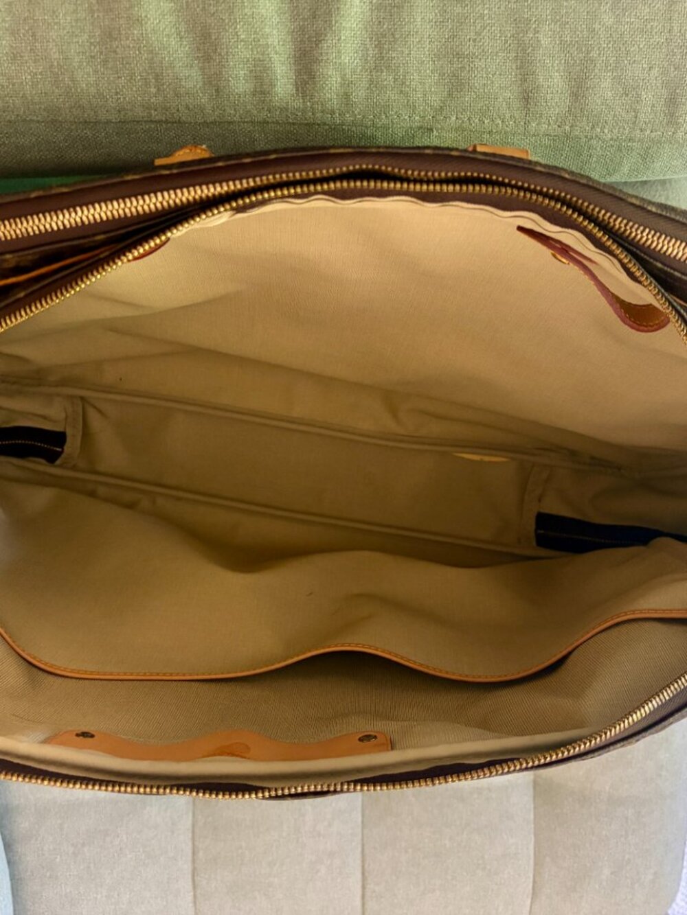 Louis Vuitton Travel Suitcase in Monogram Canvas - Picture 4 of 9
